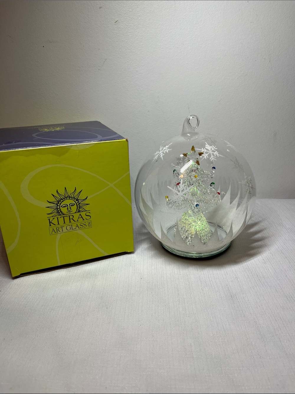KITRAS art glass color changing Glass Holiday Ornament
Sparkling Tree
Like new
